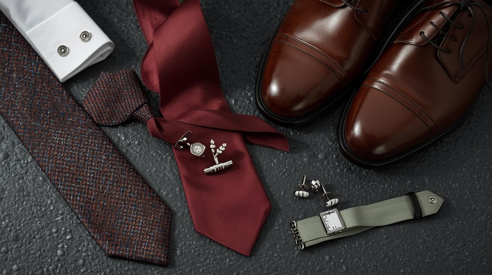 Men’s suit accessories including leather belts, silk ties, and elegant cufflinks, perfect for formal and business wear.