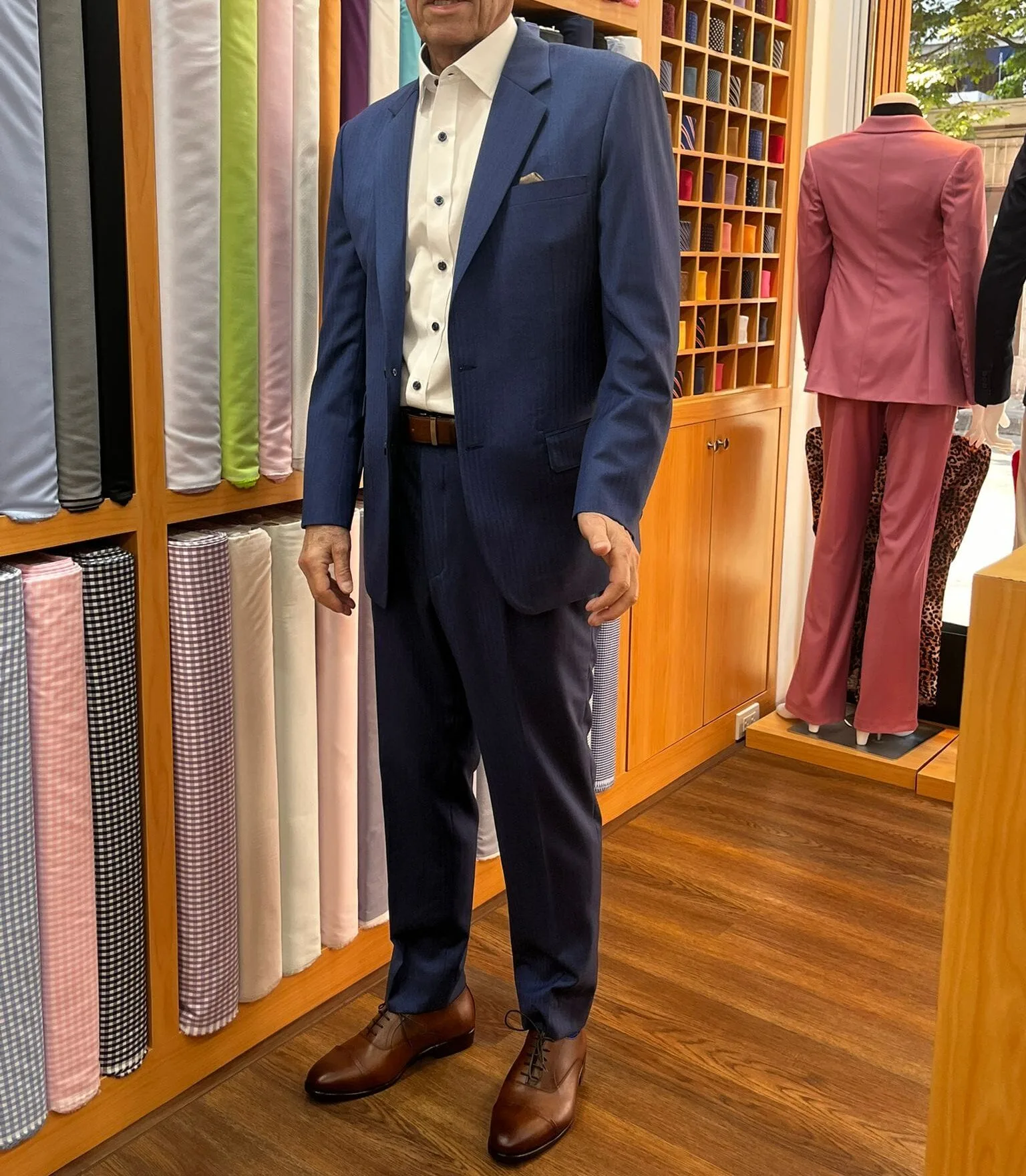 Luxuru-custom-suit-sukhumvit-33 near bts Phrom phong